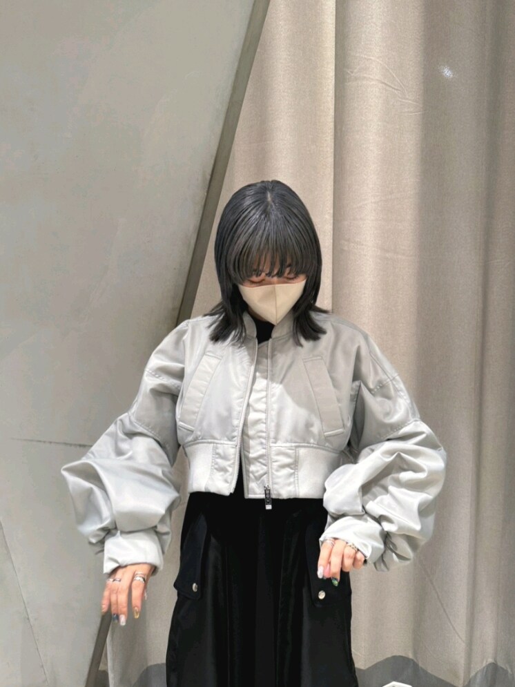 「ワンピース、ブルゾン、春コーデ、MA-1、大人カジュアル、きれいめカジュアル、モード、ストリート、シンプル、モノトーン、ブーツ、ラクチンコーデ、低身長、グレー、骨格ウェーブ」｜「UN3D.のボリュームスリーブショートMA-1（MA-1、グレー系）」を使った、MISAKIさん（レディース・154cm）の冬コーディネートの3枚目の写真
