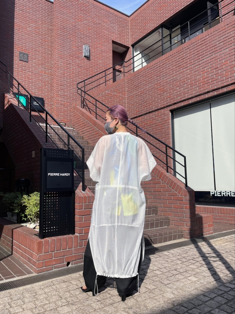 ホワイト系のシャツ/ブラウス、イエロー系のタンクトップ、ブラック系のその他パンツを着用したレディースの春コーディネートの2枚目の写真