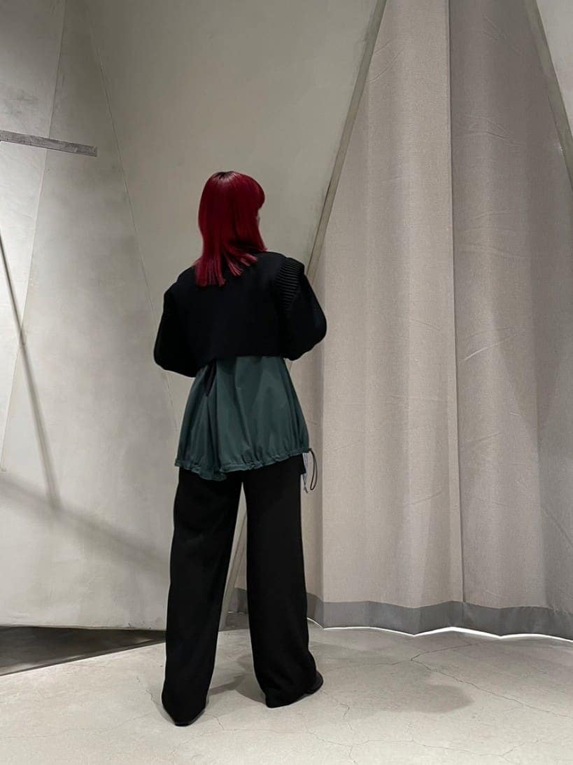 ブラック系のニット/セーター、その他のブーツ、その他のTシャツ/カットソーを着用したレディースの秋コーディネートの2枚目の写真