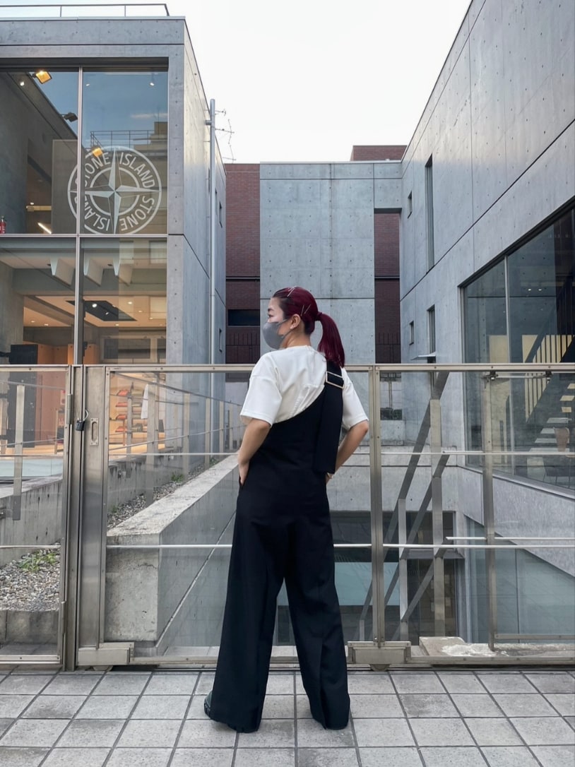 ブラック系のつなぎ/オールインワン、ホワイト系のTシャツ/カットソー、その他のブーツを着用したレディースの冬コーディネートの2枚目の写真