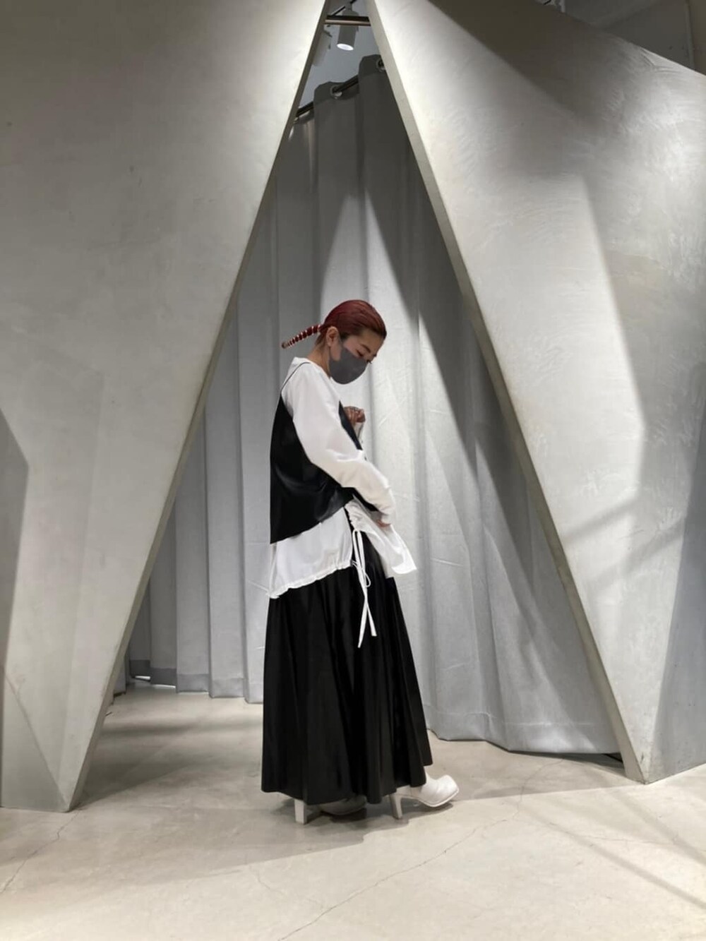 ホワイト系のシャツ/ブラウス、ブラック系のキャミソール、ブラック系のスカートを着用したレディースの秋コーディネートの3枚目の写真