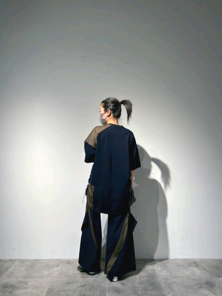 その他のTシャツ/カットソー、その他のその他パンツ、ブラック系のパンプスを着用したレディースの春コーディネートの2枚目の写真