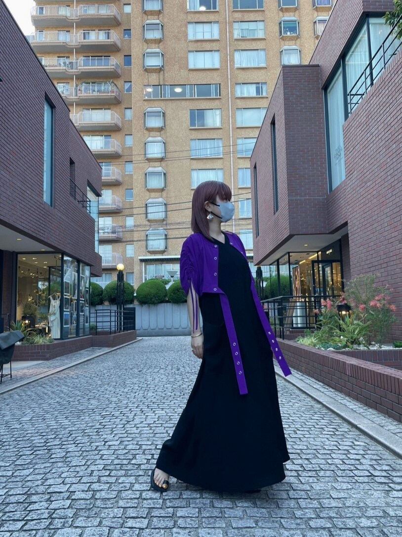 パープル系のシャツ/ブラウス、ブラック系のワンピース、ブラック系のサンダルを着用したレディースの春コーディネートの9枚目の写真