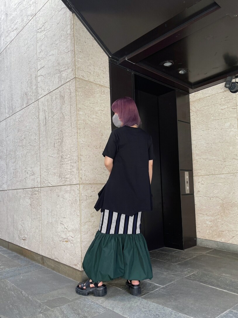 ブラック系のTシャツ/カットソー、その他のスカート、ブラック系のサンダルを着用したレディースの春コーディネートの2枚目の写真