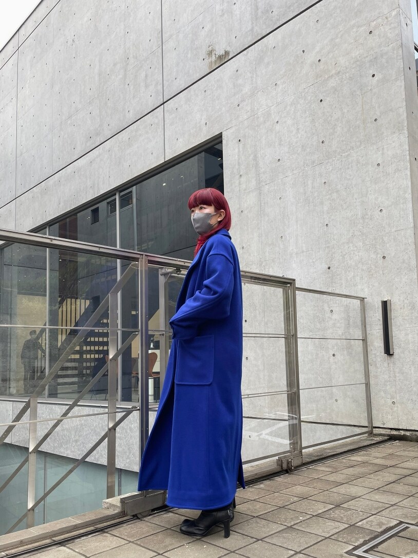 ブルー系のその他アウター、ブラック系のブーツを着用したレディースの冬コーディネートの2枚目の写真