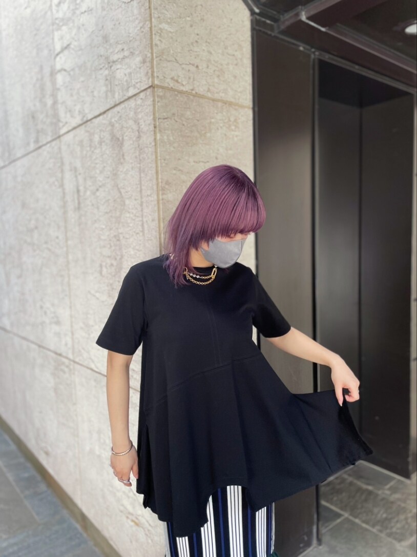 ブラック系のTシャツ/カットソー、その他のスカート、ブラック系のサンダルを着用したレディースの春コーディネートの3枚目の写真