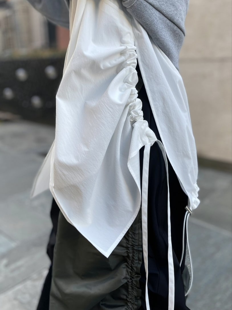 グレー系のスウェット、ホワイト系のシャツ/ブラウス、ブラック系のスカートを着用したレディースの冬コーディネートの5枚目の写真