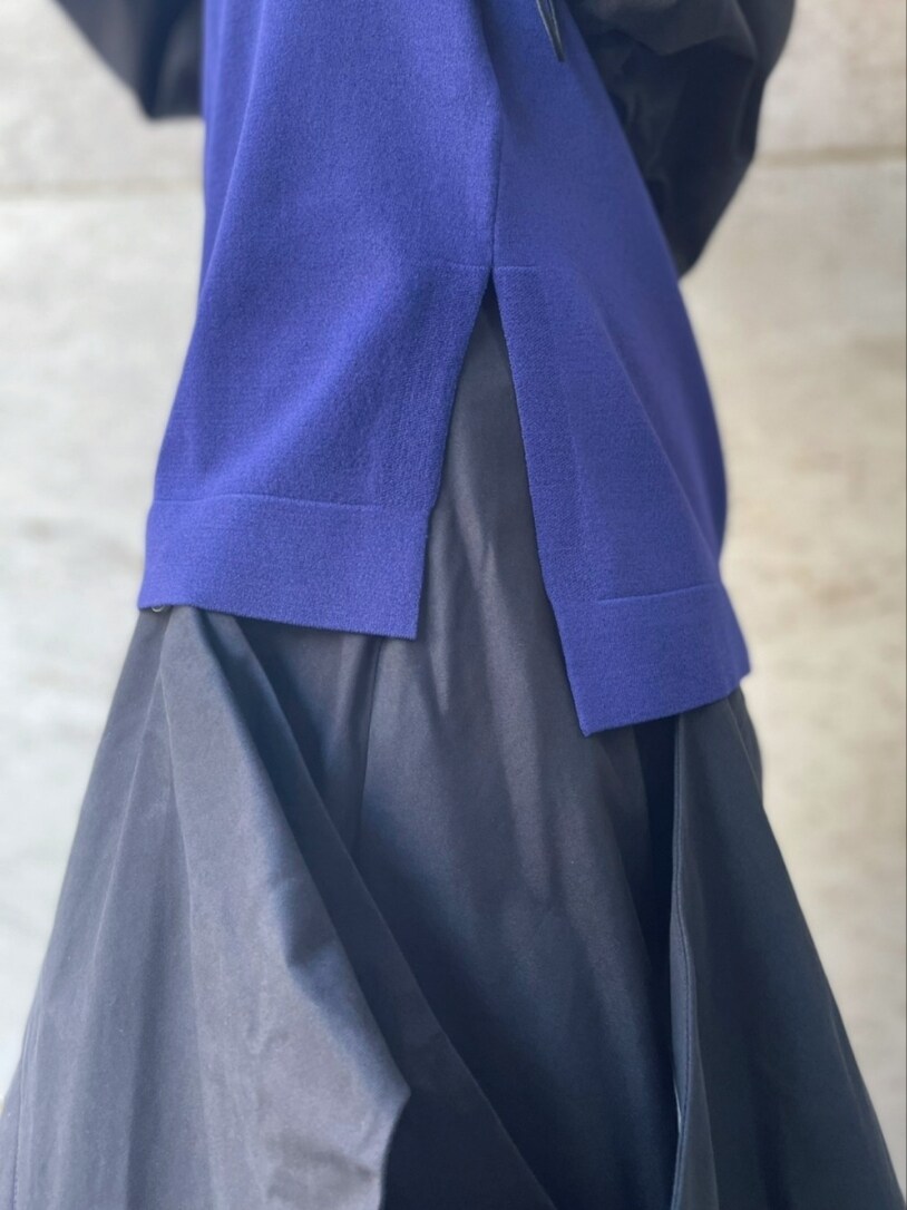 ブラック系のブルゾン、ブルー系のニット/セーター、ブラック系のスカートを着用したレディースの冬コーディネートの5枚目の写真