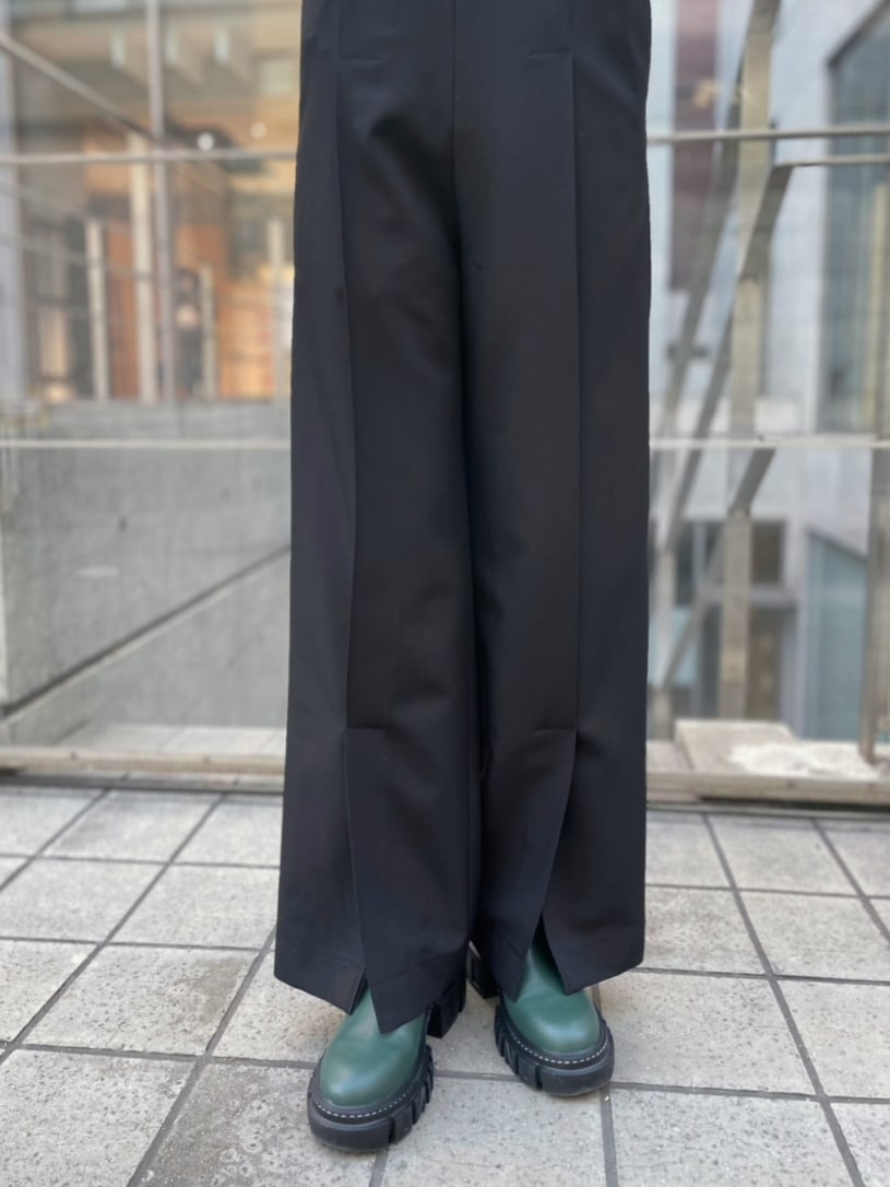 ブラック系のつなぎ/オールインワン、ホワイト系のTシャツ/カットソー、その他のブーツを着用したレディースの冬コーディネートの7枚目の写真