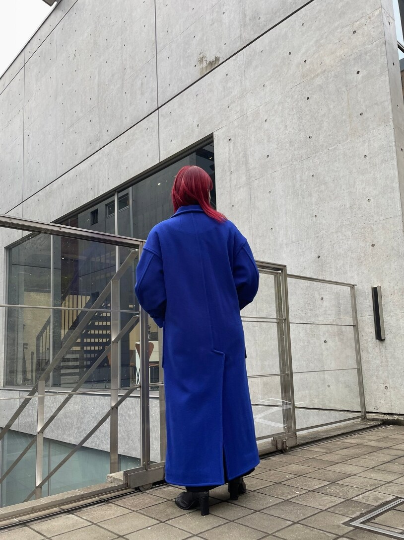 ブルー系のその他アウター、ブラック系のブーツを着用したレディースの冬コーディネートの3枚目の写真