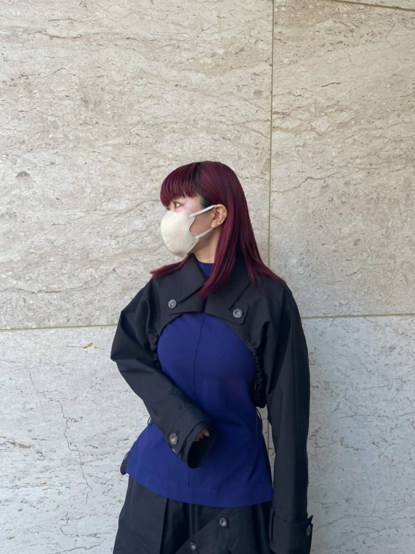 ブラック系のブルゾン、ブルー系のニット/セーター、ブラック系のスカートを着用したレディースの冬コーディネートの3枚目の写真