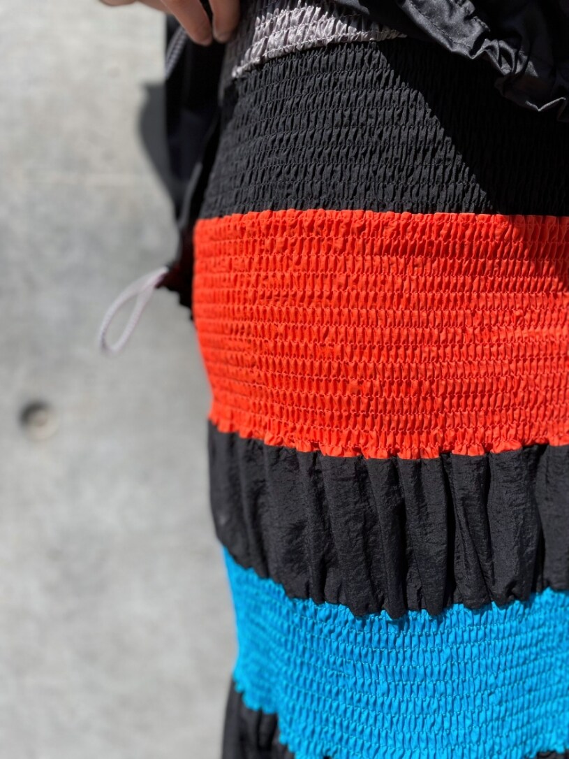 ブラック系のTシャツ/カットソー、ブラック系のスカート、ブラック系のブーツを着用したレディースの春コーディネートの7枚目の写真