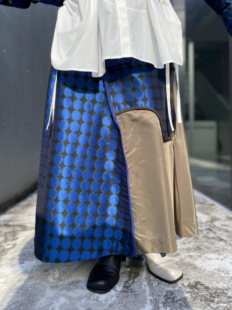 ブルー系のブルゾン、ホワイト系のシャツ/ブラウス、ブルー系のスカートを着用したレディースの冬コーディネートの6枚目の写真