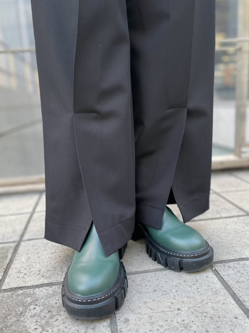 ブラック系のつなぎ/オールインワン、ホワイト系のTシャツ/カットソー、その他のブーツを着用したレディースの冬コーディネートの8枚目の写真