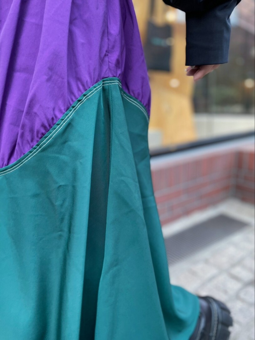 ブラック系のTシャツ/カットソー、パープル系のワンピース、ブラック系のブーツを着用したレディースの春コーディネートの10枚目の写真