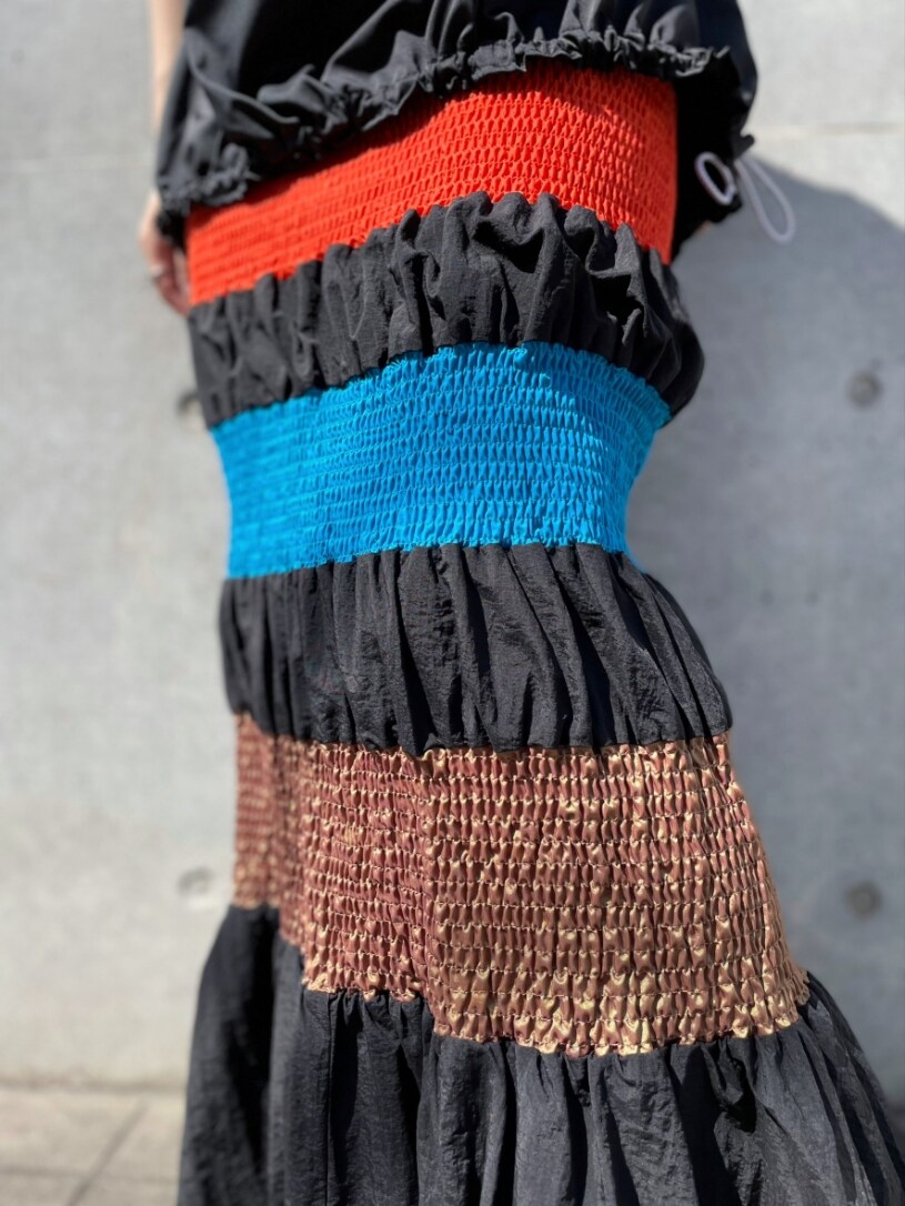 ブラック系のTシャツ/カットソー、ブラック系のスカート、ブラック系のブーツを着用したレディースの春コーディネートの8枚目の写真