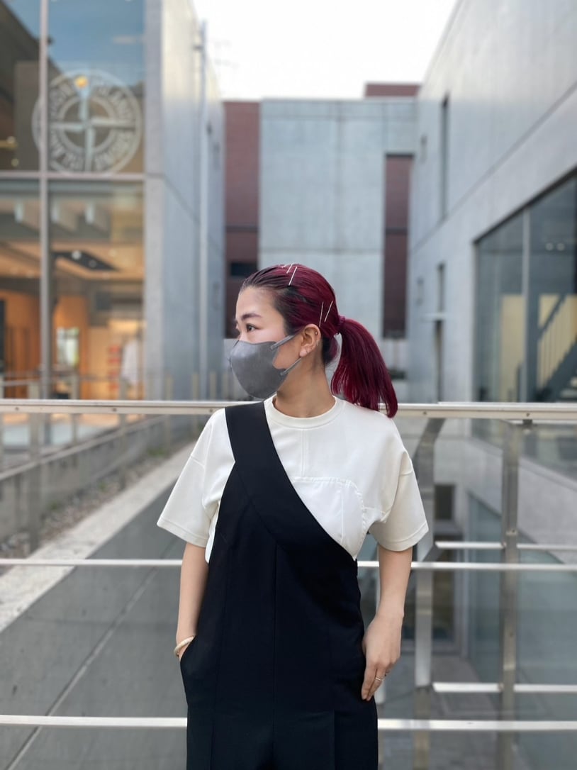 ブラック系のつなぎ/オールインワン、ホワイト系のTシャツ/カットソー、その他のブーツを着用したレディースの冬コーディネートの4枚目の写真