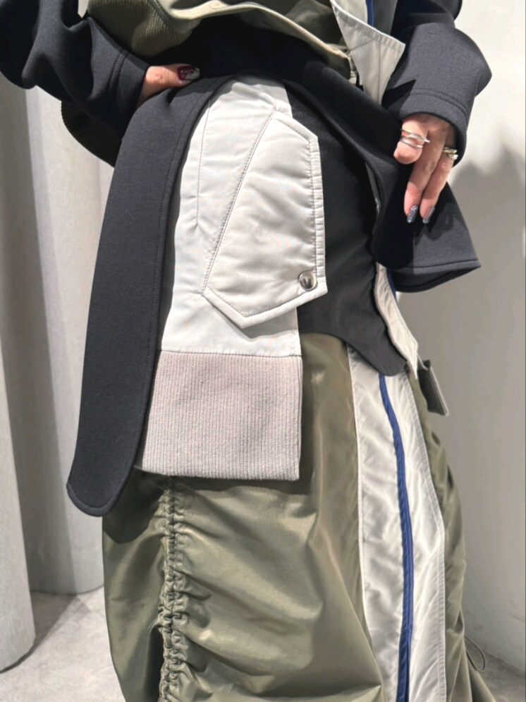 ブラック系のTシャツ/カットソー、ブラック系のキャミソール、ブラック系のスカートを着用したレディースの冬コーディネートの7枚目の写真