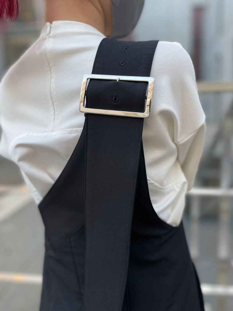 ブラック系のつなぎ/オールインワン、ホワイト系のTシャツ/カットソー、その他のブーツを着用したレディースの冬コーディネートの5枚目の写真