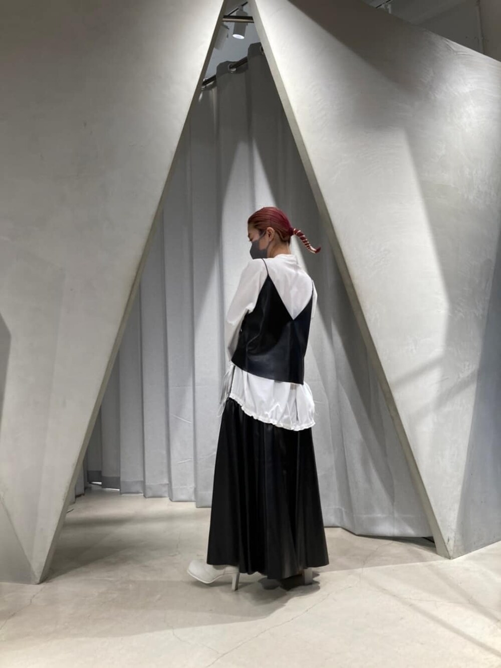 ホワイト系のシャツ/ブラウス、ブラック系のキャミソール、ブラック系のスカートを着用したレディースの秋コーディネートの4枚目の写真