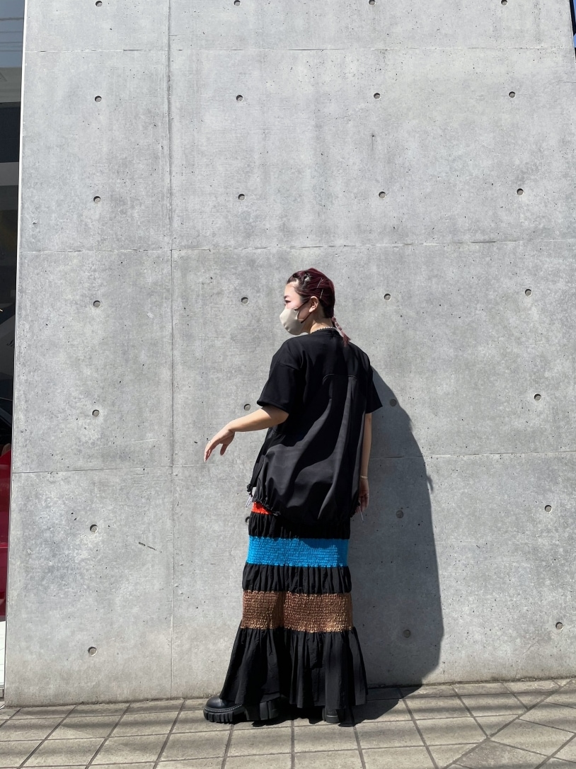 ブラック系のTシャツ/カットソー、ブラック系のスカート、ブラック系のブーツを着用したレディースの春コーディネートの2枚目の写真