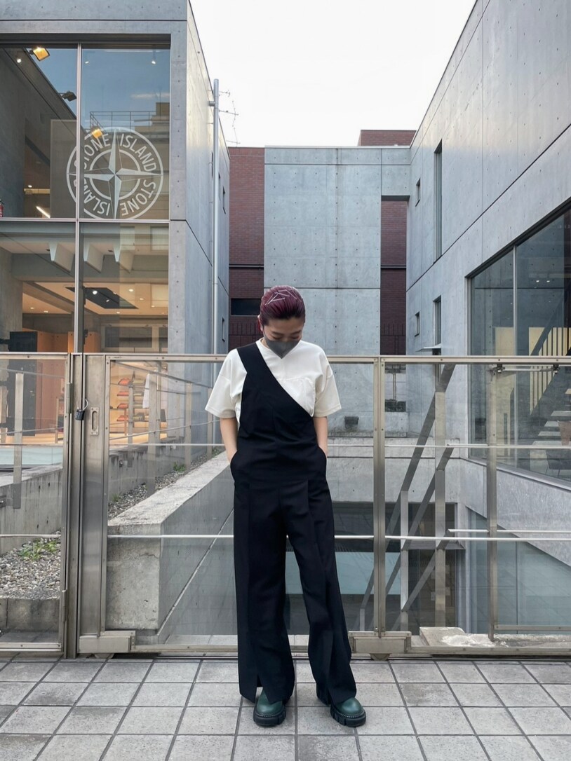 ブラック系のつなぎ/オールインワン、ホワイト系のTシャツ/カットソー、その他のブーツを着用したレディースの冬コーディネートの3枚目の写真