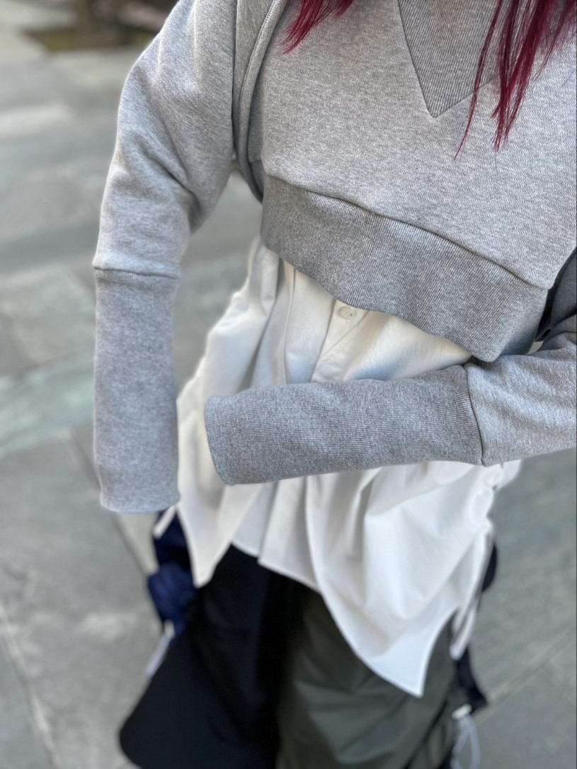 グレー系のスウェット、ホワイト系のシャツ/ブラウス、ブラック系のスカートを着用したレディースの冬コーディネートの4枚目の写真