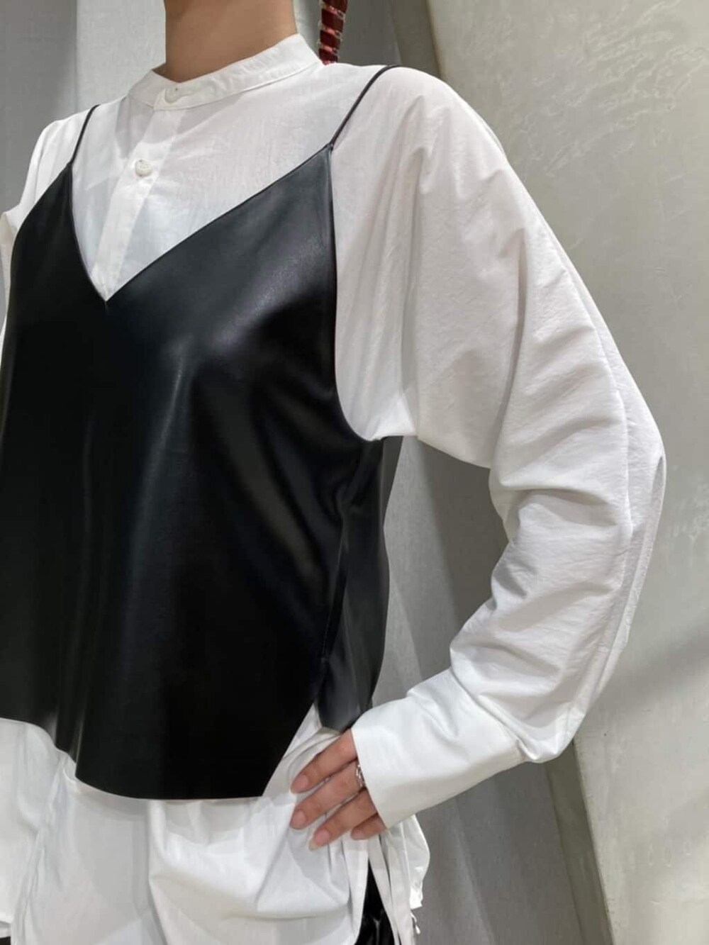 ホワイト系のシャツ/ブラウス、ブラック系のキャミソール、ブラック系のスカートを着用したレディースの秋コーディネートの5枚目の写真