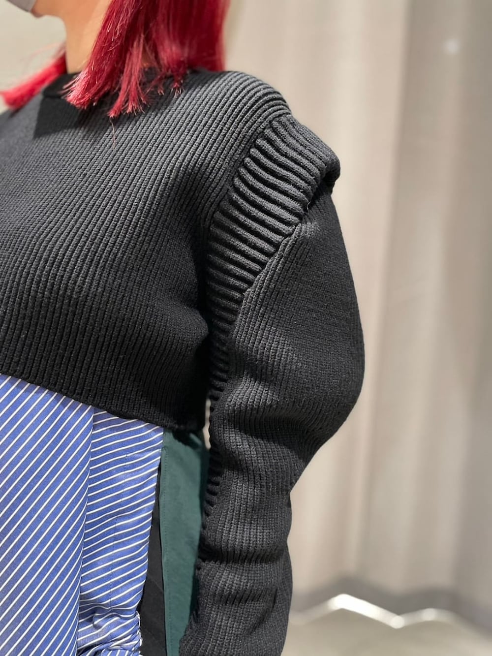 ブラック系のニット/セーター、その他のブーツ、その他のTシャツ/カットソーを着用したレディースの秋コーディネートの3枚目の写真