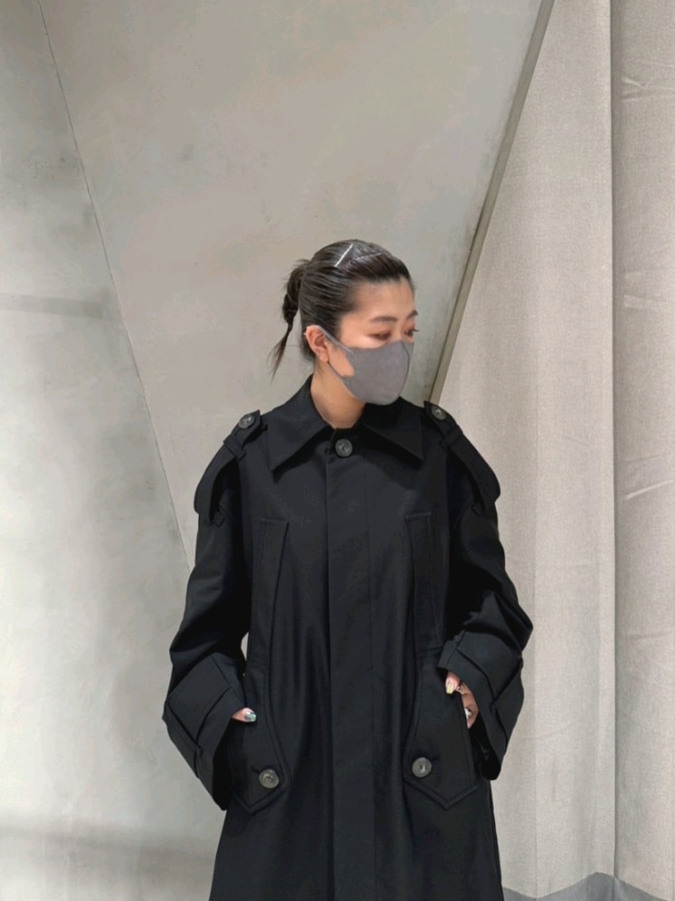 ブラック系のトレンチコート、グレー系のその他パンツ、ブラック系のパンプスを着用したレディースの春コーディネートの3枚目の写真