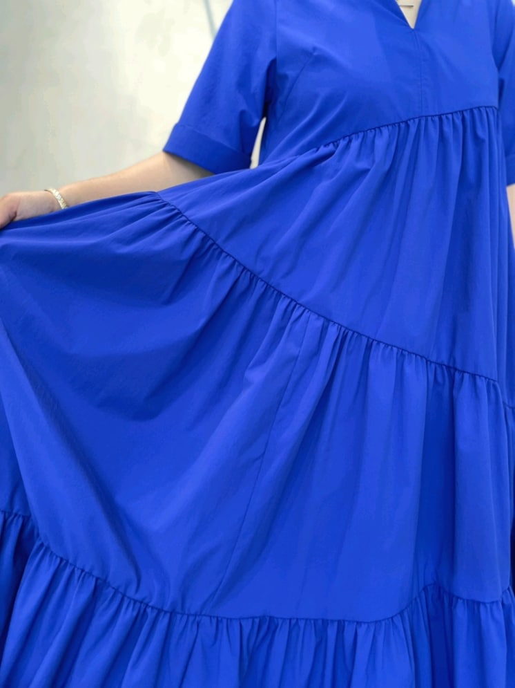 ブルー系のワンピース、ブラック系のサンダル、シルバー系のネックレスを着用したレディースの夏コーディネートの7枚目の写真