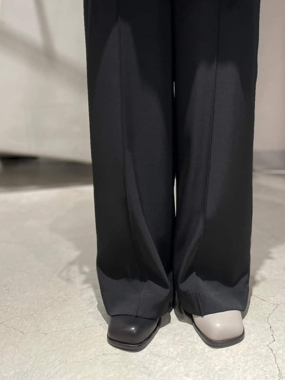 ブラック系のニット/セーター、その他のブーツ、その他のTシャツ/カットソーを着用したレディースの秋コーディネートの7枚目の写真