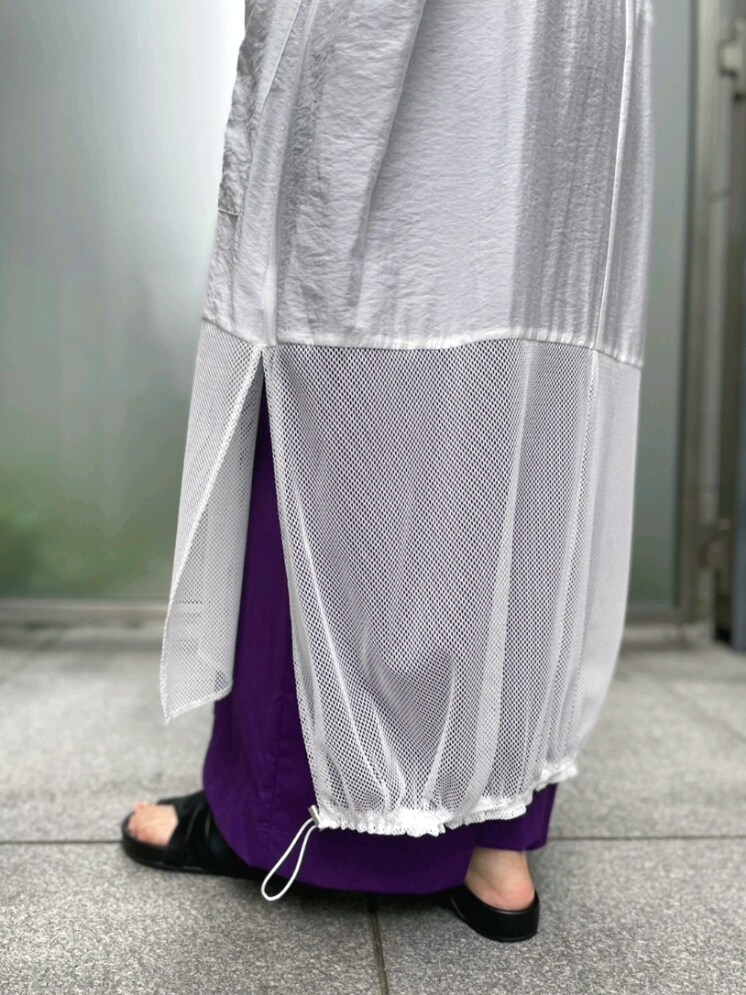 ホワイト系のシャツ/ブラウス、パープル系のワンピース、ブラック系のサンダルを着用したレディースの夏コーディネートの7枚目の写真