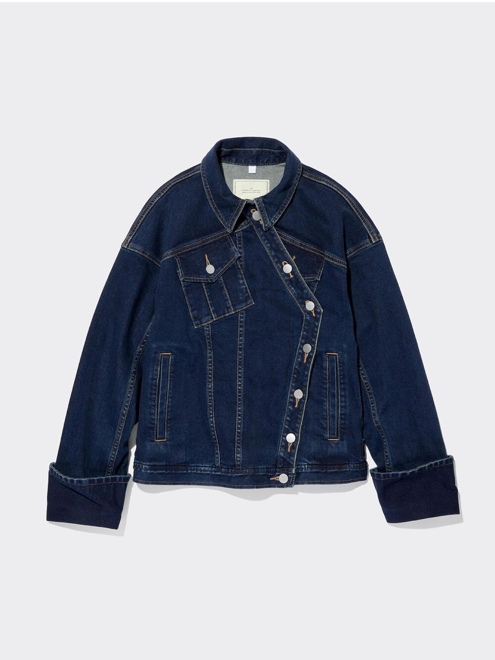 ブラック系のデニムパンツ、ブラック系のスニーカー、ブルー系のデニムジャケットを着用したレディースの秋コーディネートの5枚目の写真