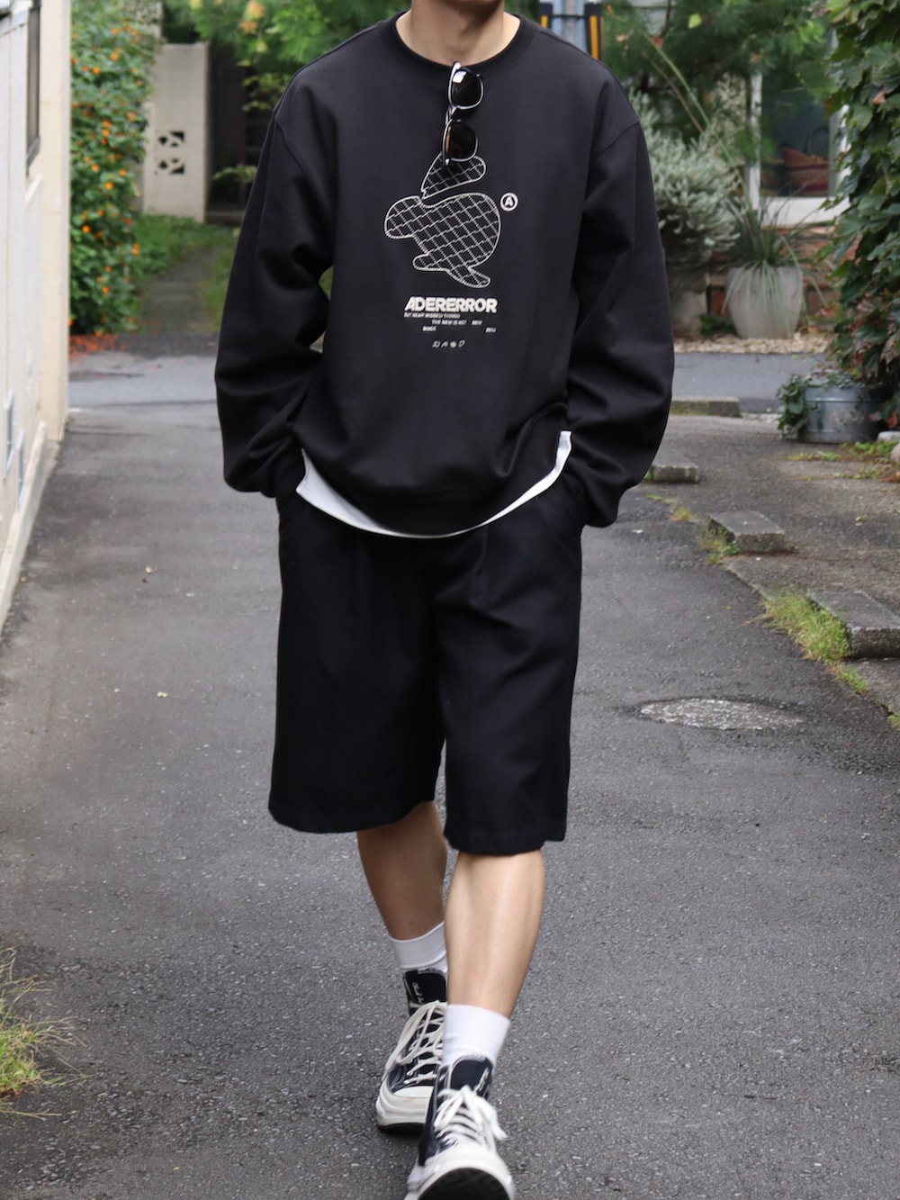 ブラック系のスウェット、ブラック系のスニーカー、ブラック系のその他パンツを着用したメンズの秋コーディネートの2枚目の写真