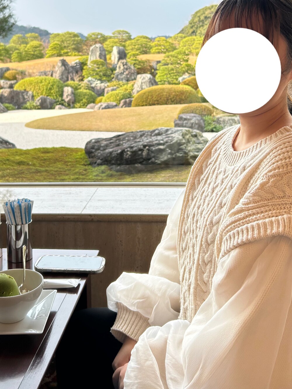 ホワイト系のダウンジャケット/コート、ブラック系のスラックスを着用したレディースの冬コーディネートの2枚目の写真