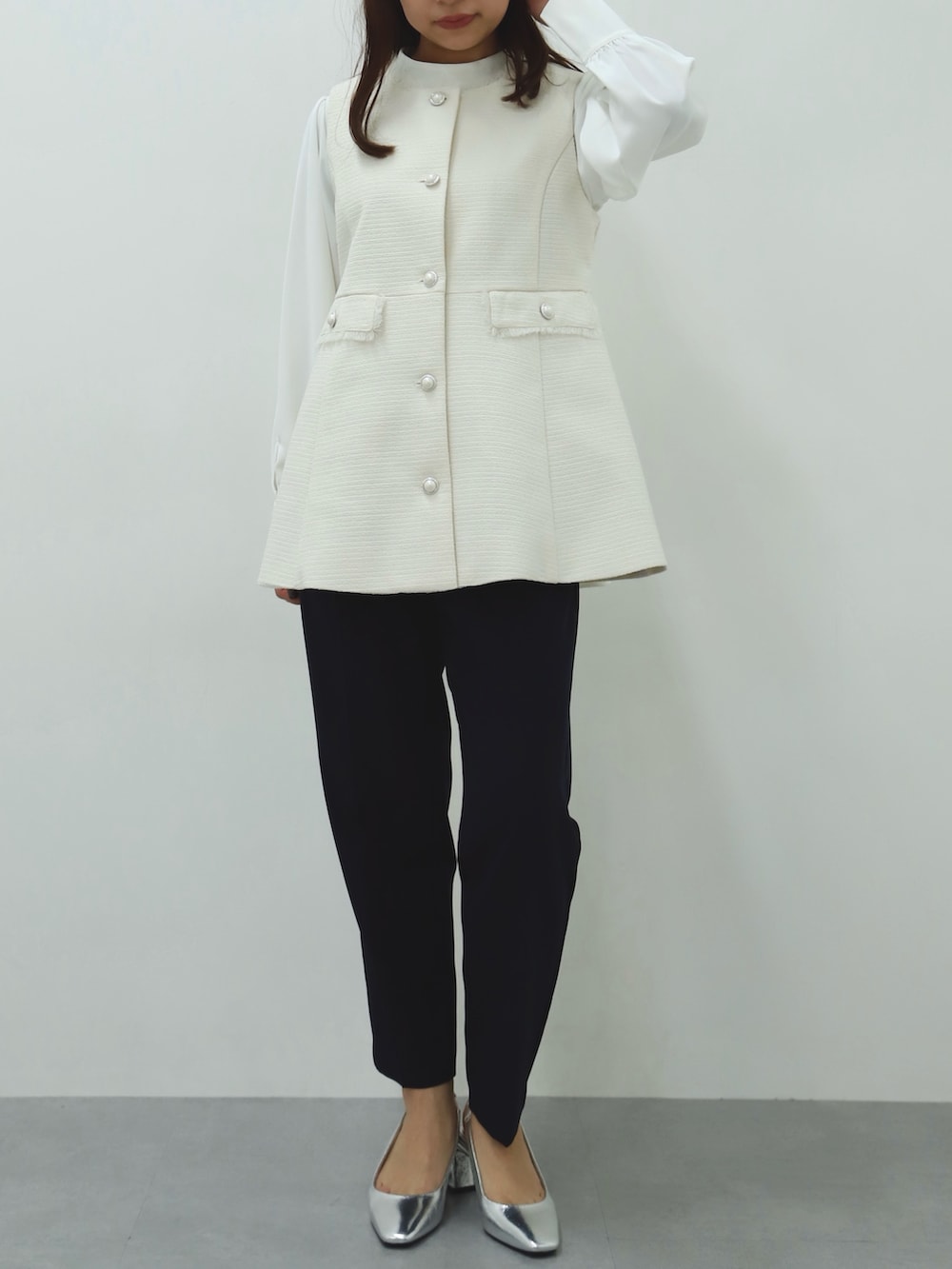 ブルー系のスーツセットを着用したレディースの冬コーディネートの2枚目の写真