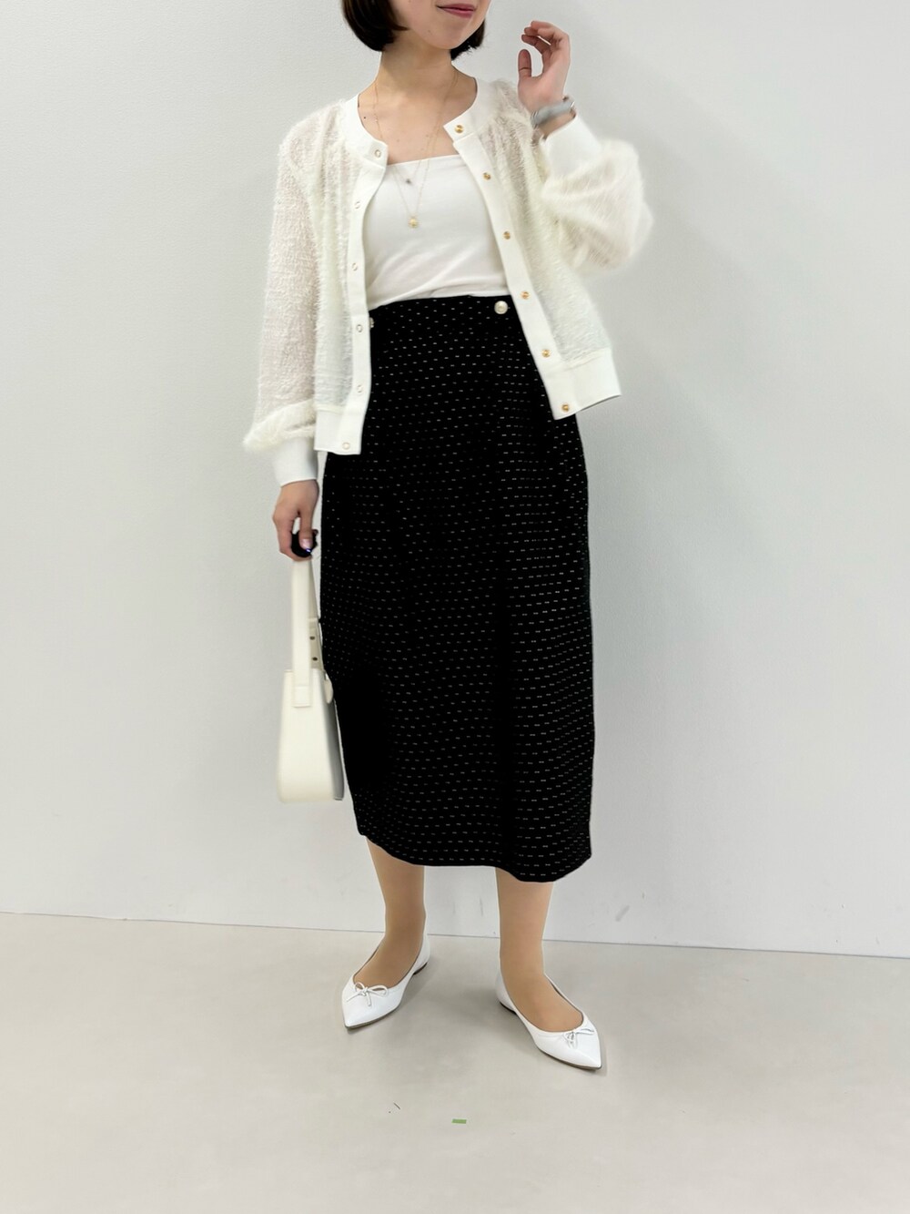 「ヘアリーカーディガン、モノトーンコーデ、春コーデ、春カーディガン、スカートスタイル、オトナ女子、大人かわいい、きれいめ、大人可愛い、スカートコーデ」｜「MICO COULIERのヘアリー切替前後2wayカーディガン（ニット/セーター、ブラック系）」を使った、すずき ちかさん（レディース・161cm）の冬コーディネートの5枚目の写真