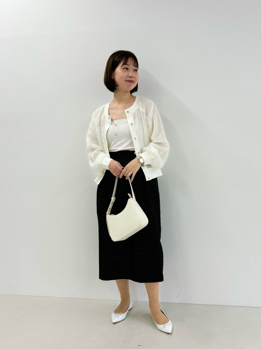 「ヘアリーカーディガン、モノトーンコーデ、春コーデ、春カーディガン、スカートスタイル、オトナ女子、大人かわいい、きれいめ、大人可愛い、スカートコーデ」｜「MICO COULIERのヘアリー切替前後2wayカーディガン（ニット/セーター、ブラック系）」を使った、すずき ちかさん（レディース・161cm）の冬コーディネートの10枚目の写真