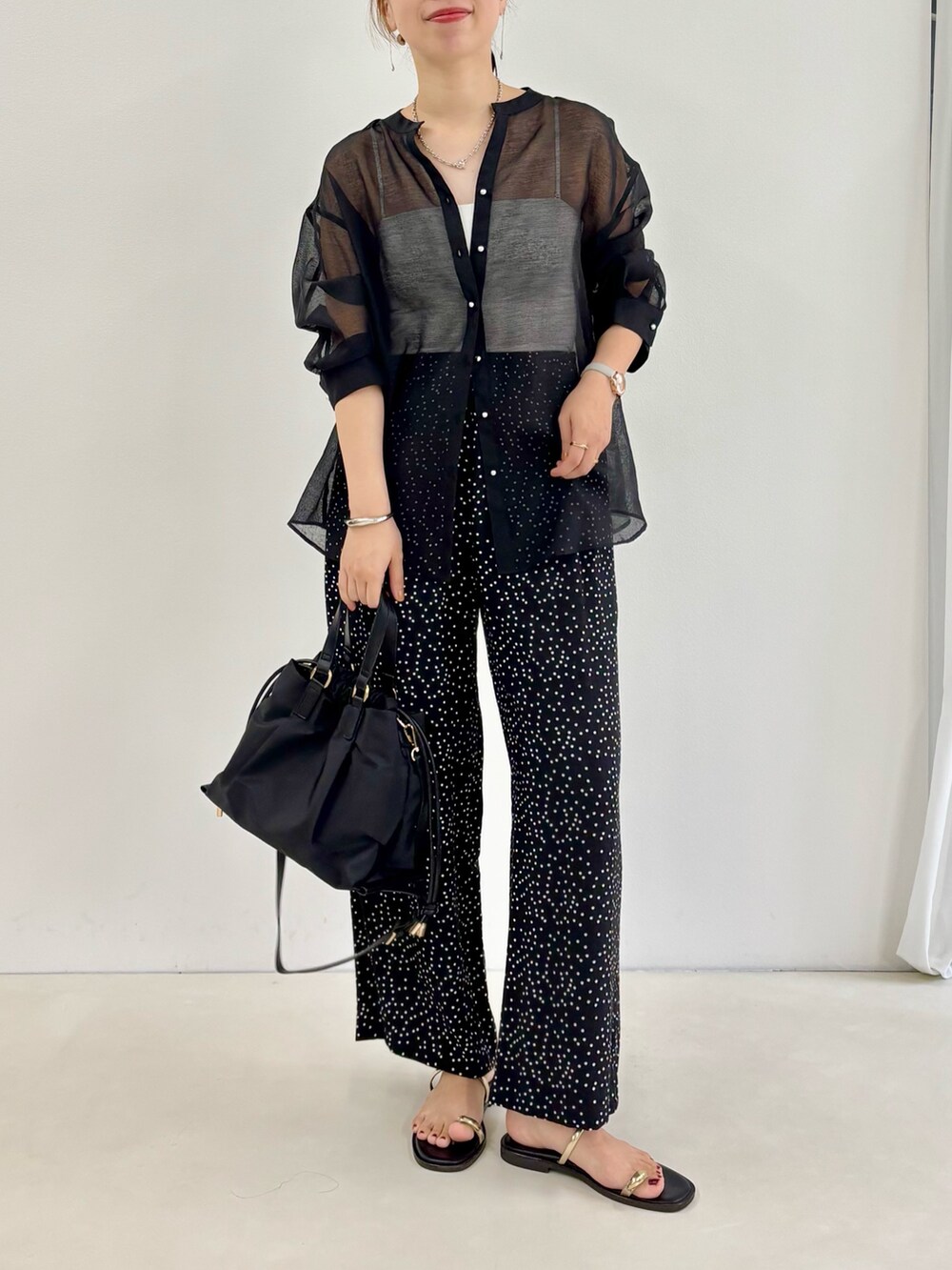 ブラック系のシャツ/ブラウス、ブラック系のその他パンツ、イエロー系のトートバッグを着用したレディースの夏コーディネートの2枚目の写真