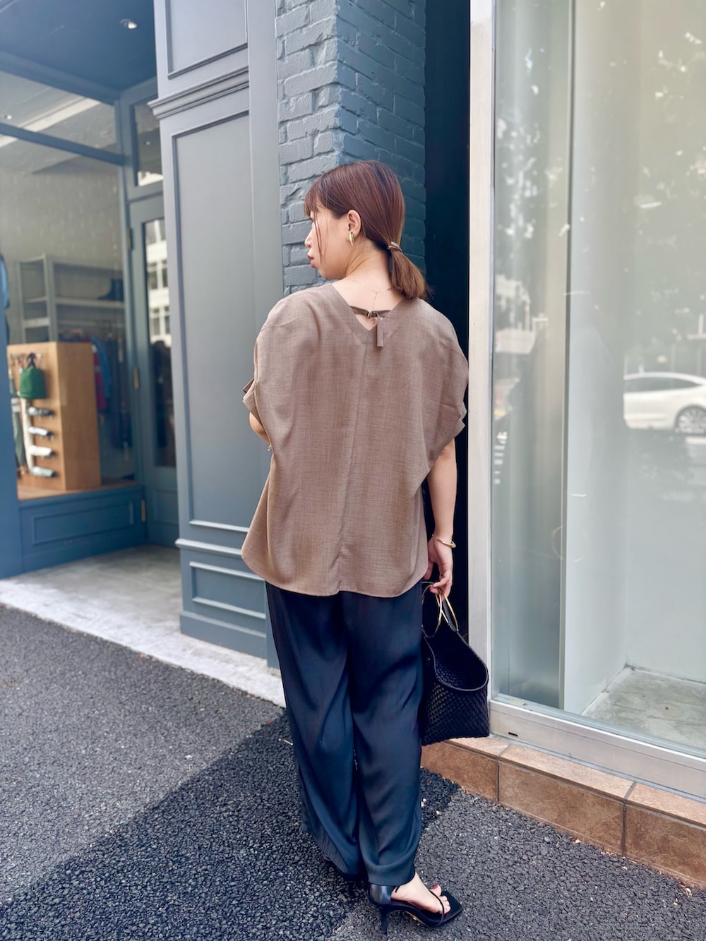 「お仕事、お仕事コーデ、お仕事スタイル、お仕事カジュアル、秋カラー、シンプルコーデ、きれいめカジュアル、シンプルスタイル、おでかけコーデ、パンツコーデ、お出かけコーデ、きれいめコーデ、30代コーデ」｜「MICO COULIERのサップタンブラーシャツ（シャツ/ブラウス、イエロー系）」を使った、すずき ちかさん（レディース・161cm）の夏コーディネートの7枚目の写真