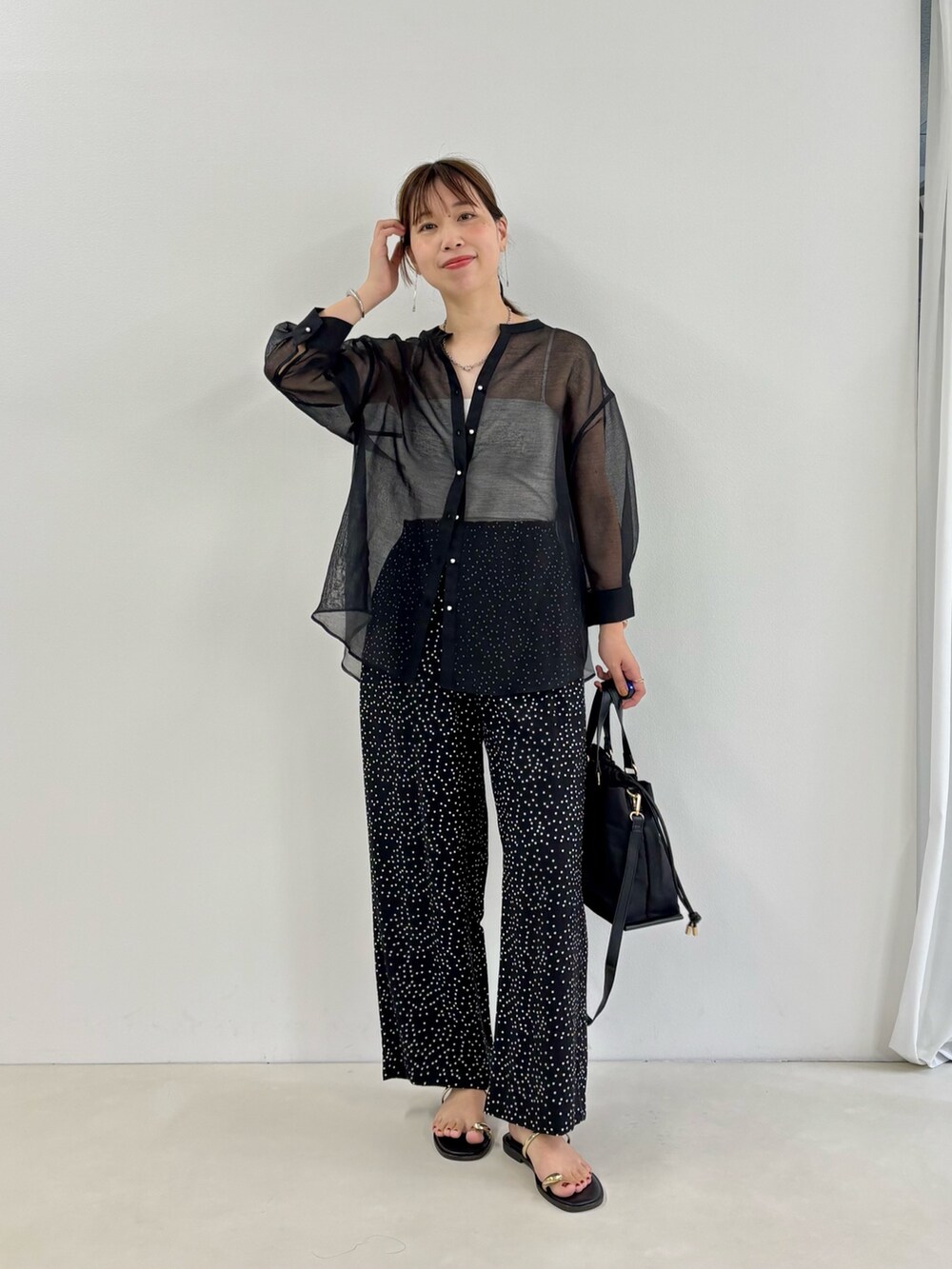 ブラック系のシャツ/ブラウス、ブラック系のその他パンツ、イエロー系のトートバッグを着用したレディースの夏コーディネートの7枚目の写真