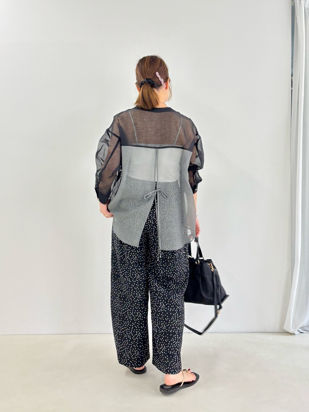 ブラック系のシャツ/ブラウス、ブラック系のその他パンツ、イエロー系のトートバッグを着用したレディースの夏コーディネートの6枚目の写真