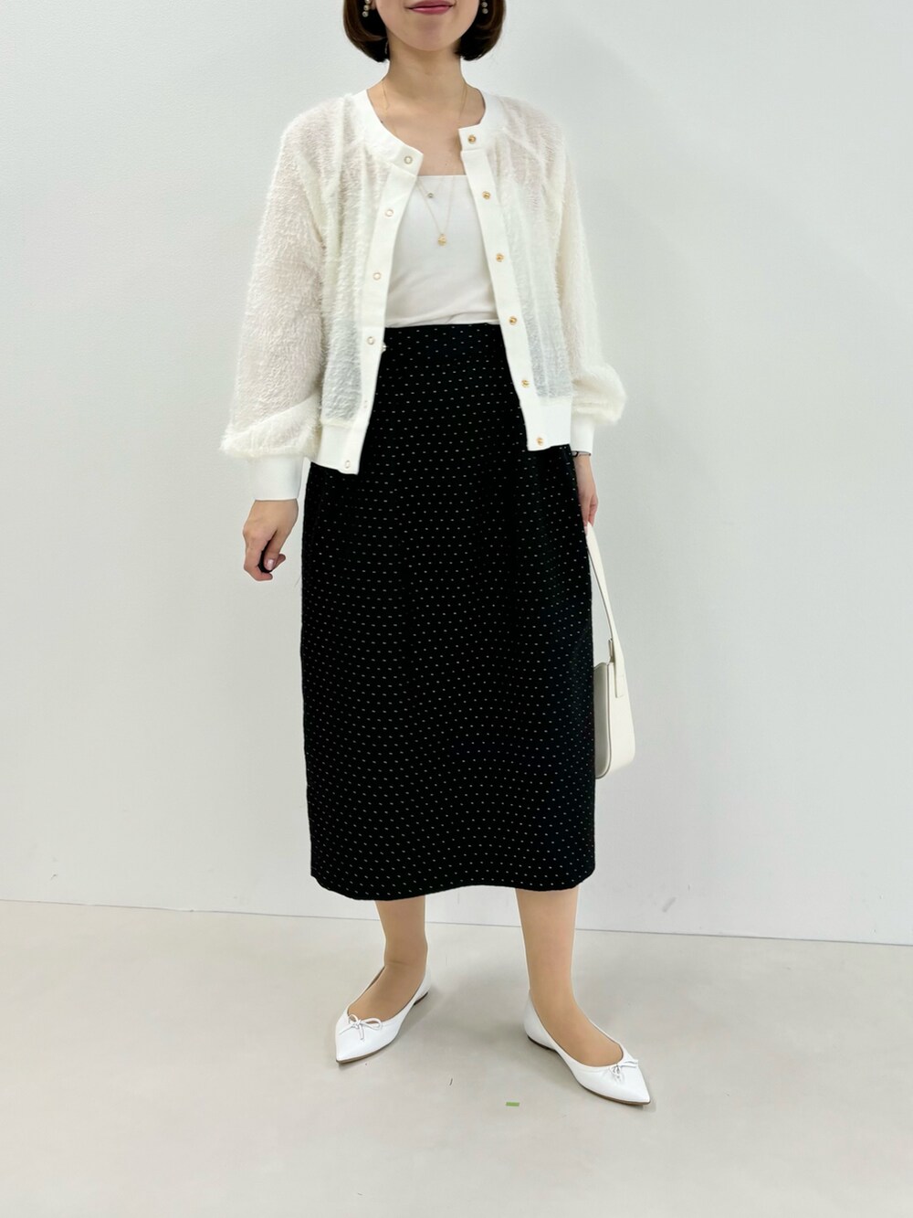 「ヘアリーカーディガン、モノトーンコーデ、春コーデ、春カーディガン、スカートスタイル、オトナ女子、大人かわいい、きれいめ、大人可愛い、スカートコーデ」｜「MICO COULIERのヘアリー切替前後2wayカーディガン（ニット/セーター、ブラック系）」を使った、すずき ちかさん（レディース・161cm）の冬コーディネートの9枚目の写真
