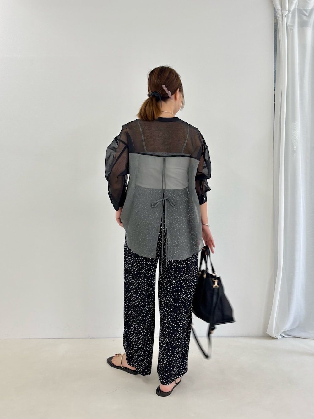 ブラック系のシャツ/ブラウス、ブラック系のその他パンツ、イエロー系のトートバッグを着用したレディースの夏コーディネートの5枚目の写真