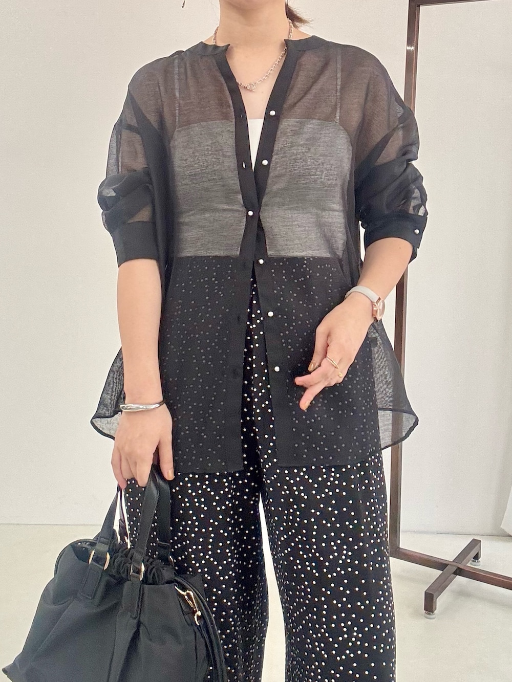 ブラック系のシャツ/ブラウス、ブラック系のその他パンツ、イエロー系のトートバッグを着用したレディースの夏コーディネートの3枚目の写真