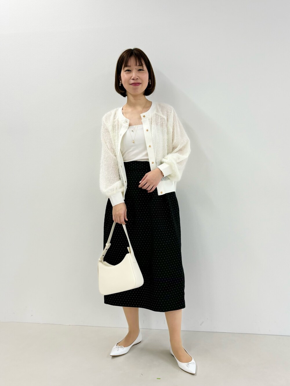 「ヘアリーカーディガン、モノトーンコーデ、春コーデ、春カーディガン、スカートスタイル、オトナ女子、大人かわいい、きれいめ、大人可愛い、スカートコーデ」｜「MICO COULIERのヘアリー切替前後2wayカーディガン（ニット/セーター、ブラック系）」を使った、すずき ちかさん（レディース・161cm）の冬コーディネートの4枚目の写真