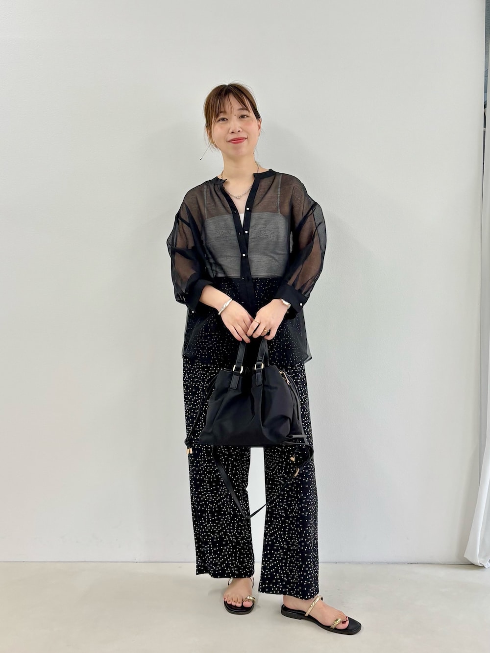 ブラック系のシャツ/ブラウス、ブラック系のその他パンツ、イエロー系のトートバッグを着用したレディースの夏コーディネートの9枚目の写真