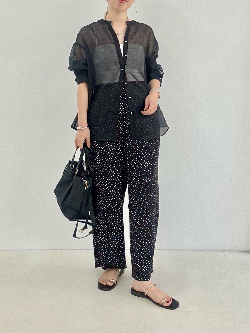 ブラック系のシャツ/ブラウス、ブラック系のその他パンツ、イエロー系のトートバッグを着用したレディースの夏コーディネートの4枚目の写真