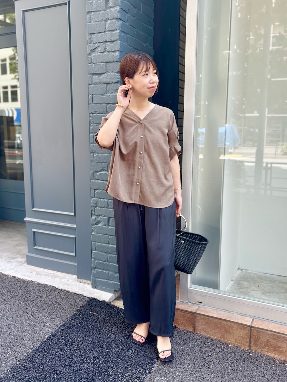 「お仕事、お仕事コーデ、お仕事スタイル、お仕事カジュアル、秋カラー、シンプルコーデ、きれいめカジュアル、シンプルスタイル、おでかけコーデ、パンツコーデ、お出かけコーデ、きれいめコーデ、30代コーデ」｜「MICO COULIERのサップタンブラーシャツ（シャツ/ブラウス、イエロー系）」を使った、すずき ちかさん（レディース・161cm）の夏コーディネートの5枚目の写真